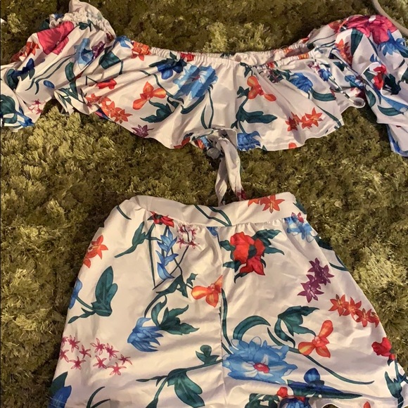 Off the shoulder crop top with shorts - Picture 1 of 2